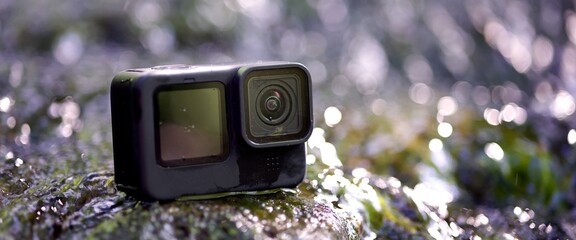 Caméra d'action dans l'eau d'une rivière