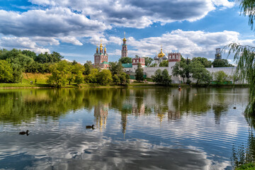 Obraz premium View of the Novodevichy Monastery from the side of the pond with reflection.
