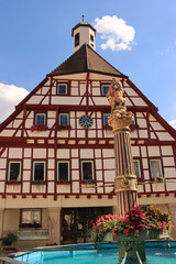 Romantisches Blaubeuren; Rathaus mit Marktbrunnen