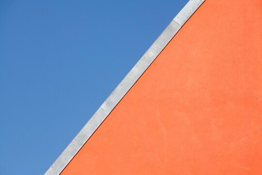 Dach, rote Hauswand, Dachkante, Blauer Himmel, Deutschland