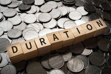 期間・継続のイメージ｜「DURATION」と書かれたブロックとコイン
