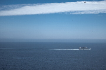 푸른 바다를 지나가는 유람선