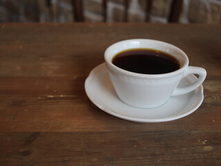 喫茶店の白いカップに入ったコーヒー