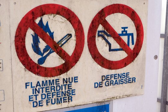 Panneaux interdisant de fumer et de graisser