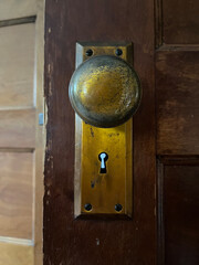 Old vintage brass doorknob with keyhole straight - obrazy, fototapety, plakaty