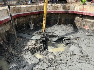 The soil in the black pit, the yellow excavator is digging out the soil, the way to open the mouth of the tunnel, the soil tunnel, the water pipe tunnel,