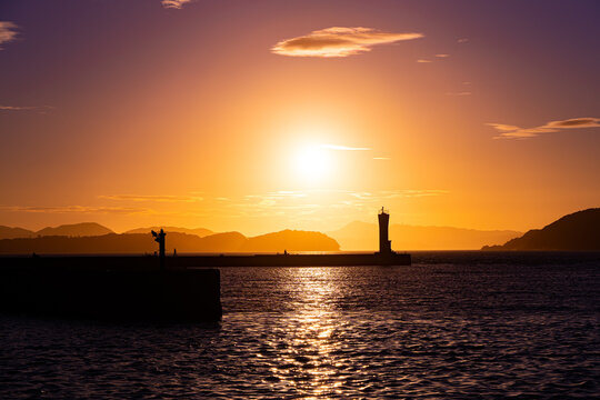 加太の防波堤から見る淡路島へ沈む夕日 © planas