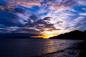 岩場の海岸沿いからみる夕日