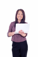 Fototapeta premium Junge attraktive asiatische Frau mit Laptop vor weißem Hintergrund