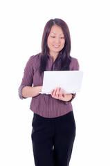 Junge attraktive asiatische Frau mit Laptop vor weißem Hintergrund