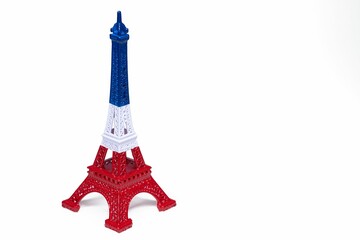 Bunte Eiffelturmfigur auf weißem Hintergrund