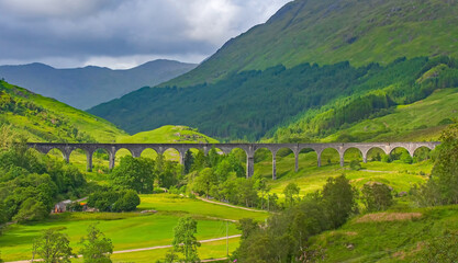 Glenfinnan-Viadukt    jacobite steam train     Jacobite ist ein dampfbetriebener Museumszug in Schottland