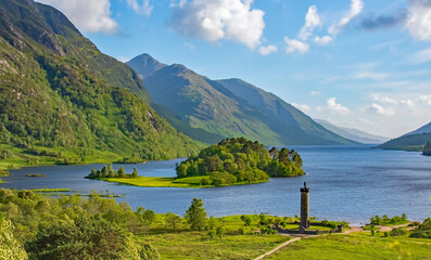 Glenfinnan Monument    Ein  Turm vor der malerischen Kulisse des Loch Shiel. Schottland atemberaubende Landschaft