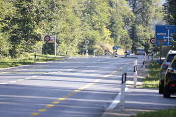 hauptstrasse h1 bern schweiz mit leitpfosten und radstreifen ober&ouml;nz aeschi bern solothurn