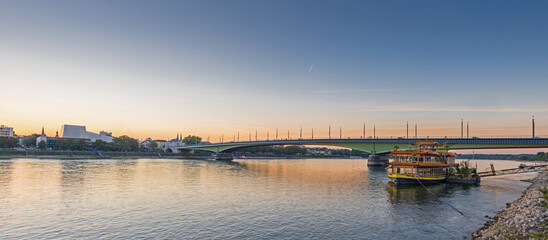 Bonn - Kennedybrücke bei Sonnenuntergang; Deutschland