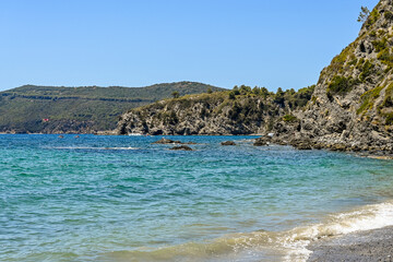 Fototapeta premium Capoliveri, Norsi, Elba, Bucht, Strand, Badestrand, Golfo Stella, Capo Norsi, Felsen, Küste, Insel, Segelschiffe, Wassersport, Toskana, Toskanischer Archipel, Sommer, Italien