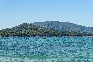 Fototapeta premium Capoliveri, Norsi, Elba, Bucht, Strand, Badestrand, Golfo Stella, Capo Norsi, Felsen, Küste, Insel, Segelschiffe, Wassersport, Toskana, Toskanischer Archipel, Sommer, Italien