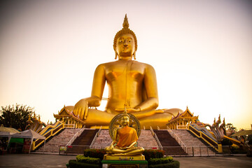 Obraz premium Big Buddha during sunset at Wat Muang in Ang Thong, Thailand