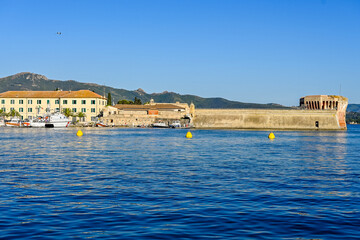 Portoferraio, Festung, Forte Stella, Torre della Linguella, Forte Falcone, Leuchtturm, Altstadt, Hafen, Darsena, Insel Elba, Boote, Fähre, Fährhafen, Toskana, Toskanischer Archipel, Sommer, Italien