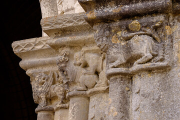 puerta policromada con animales medievales esculpidos, Colegiata de Saint-Ours, románico y...