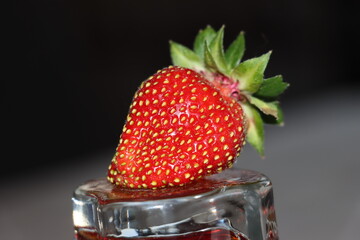 Erdbeere auf Eis