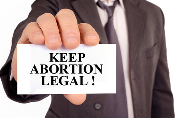 Homme tenant une carte qui dit de garder l'avortement légal