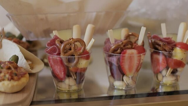 peque&ntilde;as copas de comida para eventos, galletas con jam&oacute;n fino, detalles, eventos de concepto y celebraciones. vista frontal