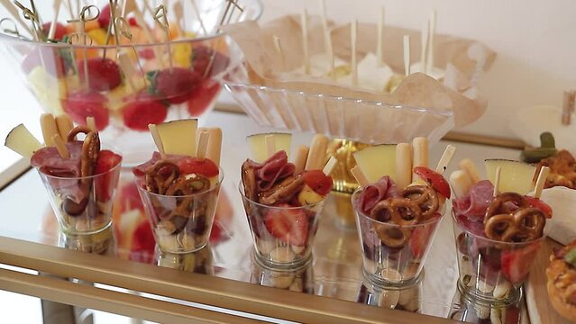 peque&ntilde;as copas de comida para eventos, galletas con jam&oacute;n fino, detalles, eventos de concepto y celebraciones.