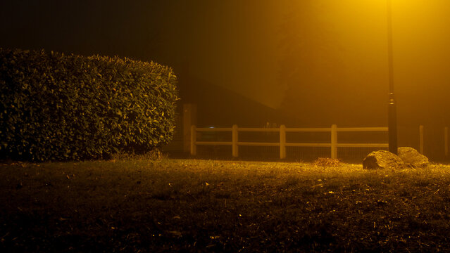 Balade dans le bourg du village de Brocas-Les-Forges, en pleine nuit hivernale, dans le brouillard