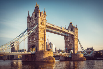Fototapeta na wymiar the tower bridge of london during sunrise