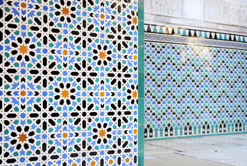 Geometría y color. Alicatados de Al Andalus en el Alcázar de Sevilla, Andalucía, España....
