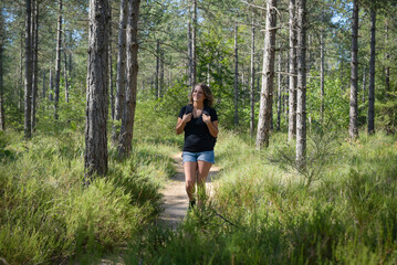 Obraz premium caucasian woman hiking in french forest