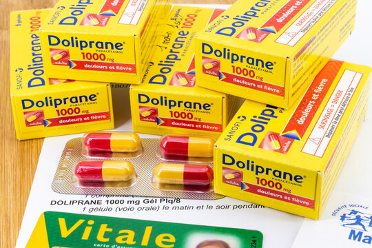 Boite de paracétamol en gélules  1000 mg  de la marque Doliprane. Ordonnance et carte Vitale