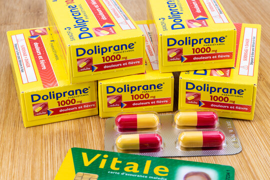 Boite de paracétamol en gélules  1000 mg  de la marque Doliprane. Ordonnance et carte Vitale