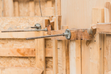 Metal fitting for fixing the formwork of OSB plates