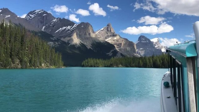 View from the Spirit Island boat ride cruise on Maligne Lake in Jasper National Park