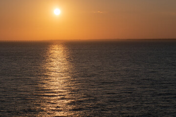 Goldene Stunde auf dem Atlantik mit Reflektion auf dem Wasser nahe Lissabon