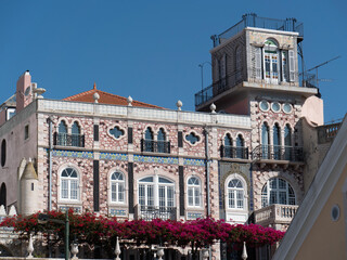 Strassenansicht eines Gebäudes in Lissabon mit rosafarbenen Kacheln