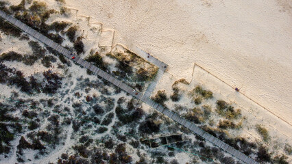 Vista aérea de drone sobre a praia