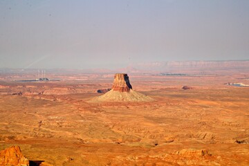 Einzelner Tafelberg in Wüstenlandschaft