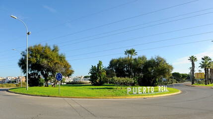 Rotonda a la entrada de Puerto Real, pueblo andaluz de la costa de Cádiz, Andalucía España