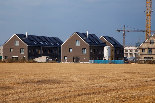 Baustelle / Neubau / Bauboom / Rohbau Haus / Reihenhaussiedlung / Bau / Haus bauen / Haus mit Solarenergie / Grüne Energie