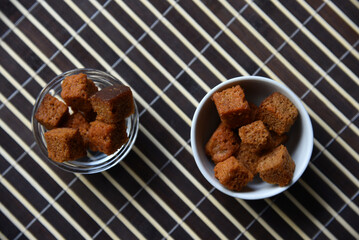Peppered bread crackers with spices in plates