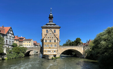 Fototapeta premium Altes Rathaus in Bamberg auf der Brücke über die Regnitz, Bayern, Deutschland