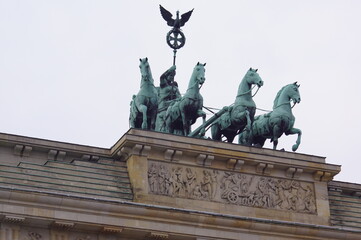 Obraz premium Berlin, Germany: Brandenburger Tor (Brandenburg Gate), a view of the quadriga and the relief
