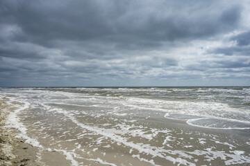 Bewölkter Himmel, windiger Tag am Strand auf Amrum, Nordsee