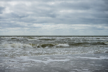 Bewölkter Himmel, windiger Tag am Strand auf Amrum, Nordsee