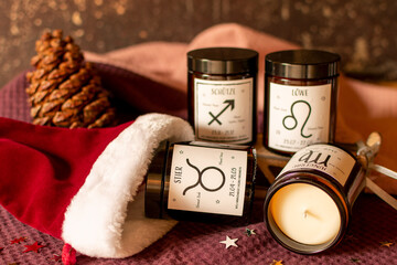 Sternzeichen Kerze im braunglas mit Weihnachtsmütze und Schlitten