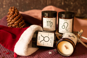 Sternzeichen Kerze im braunglas mit Holzdocht und Weihnachtsmütze