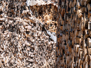 Kaminholz in Reihen geschichtet